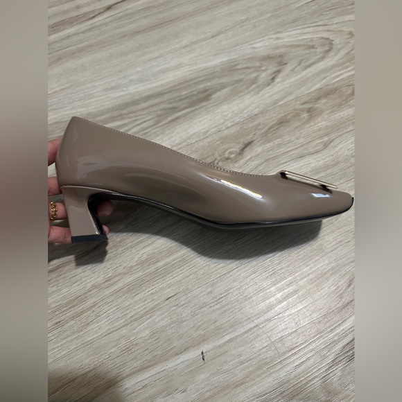 Roger Vivier Patent Leather Buckle Pumps Taupe EU 39 US 8.5 - Picture 5 of 10